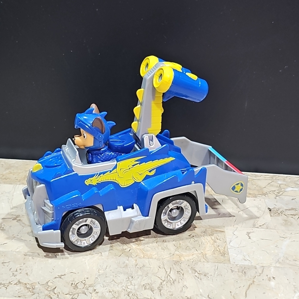 PAW Patrol Rescue Knights Chase Deluxe Vehicle with Chase Knight‎